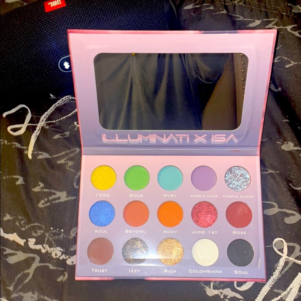 Eye shadow (ILLUMINATI X ISA by Isabel Beddoya)